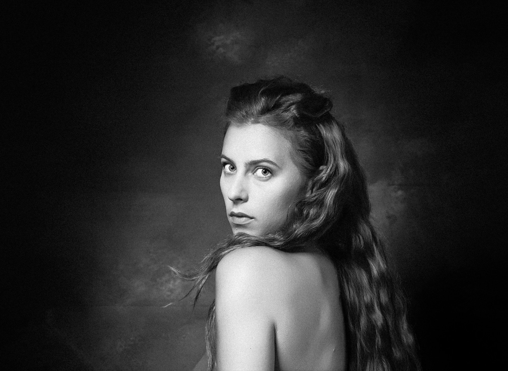 Portrait artistique noir et blanc, regard vers l'objectif