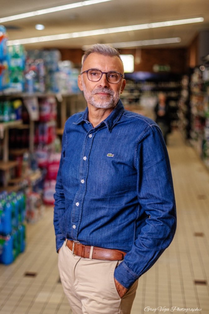 Commerçant dans son magasin