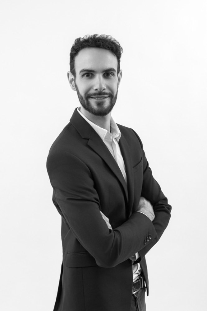 Portrait corporate noir et blanc en studio