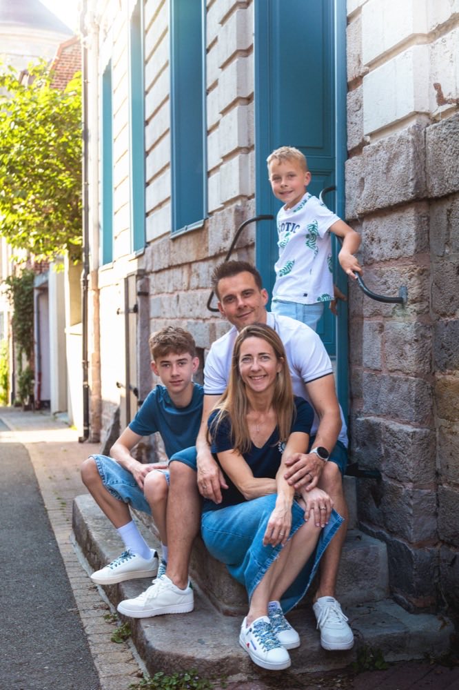 Famille sur les marches d'une maison de ville