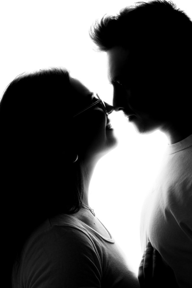 Couple en silhouette, noir et blanc