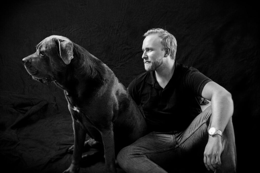 Maître et son chien en studio, portrait noir et blanc Besti’potes