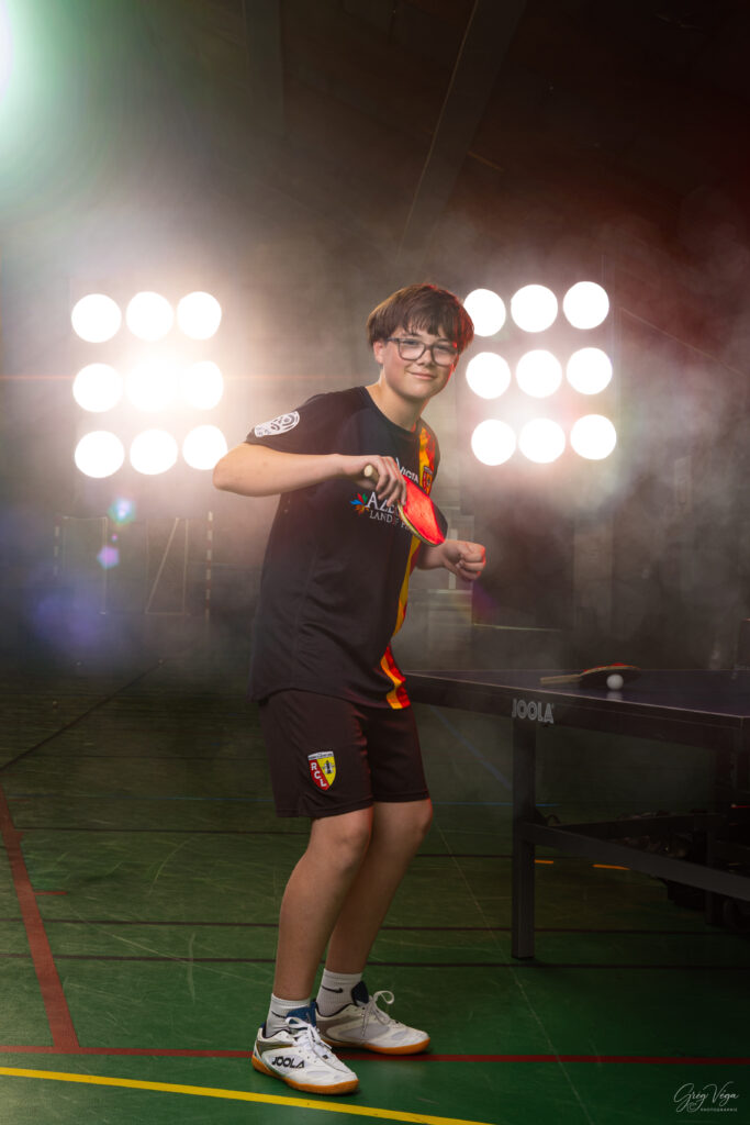 Jeune pongiste avec sa raquette, portrait Médiaday façon affiche sportive