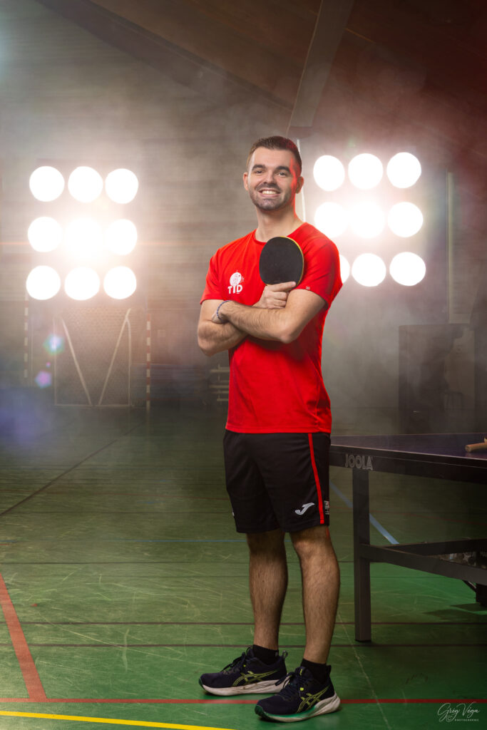 Joueur de tennis de table souriant, Médiaday de club