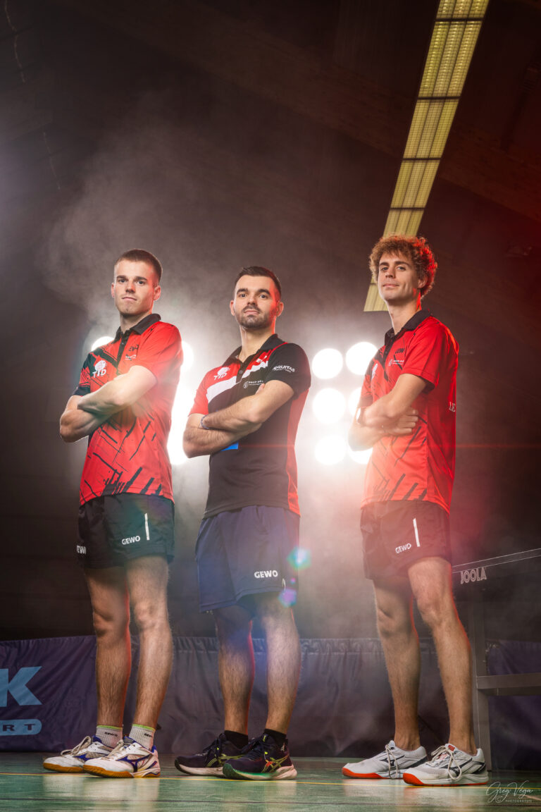 Photo d’équipe de tennis de table, trois joueurs du club
